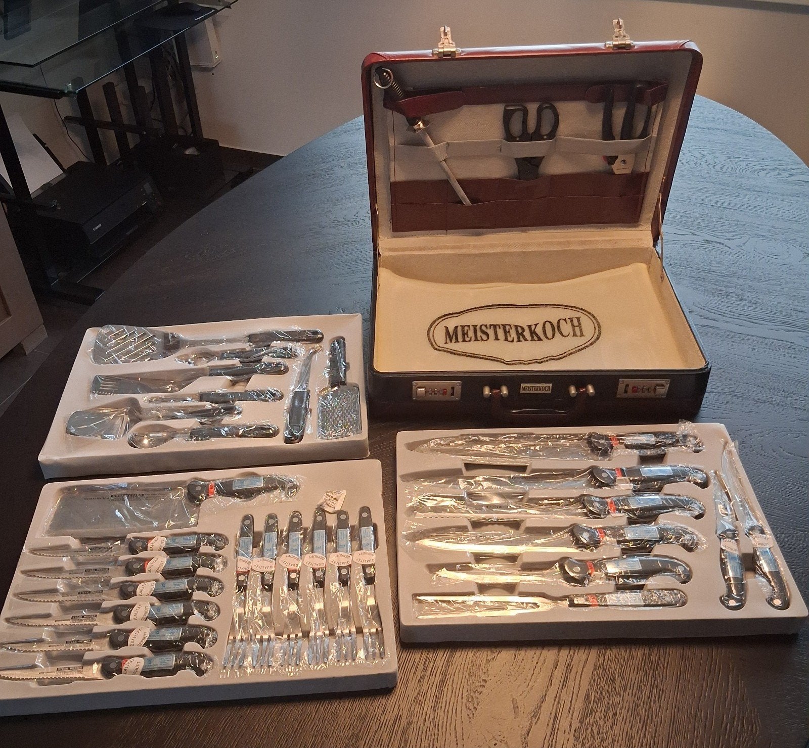 Te koop koffer met veel messen enzo Duits merk  nieuw, Ophalen