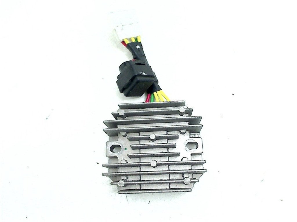 REGULATEUR DE TENSION Piaggio, Piaggio, P.J. Troelstraweg 8 8
3144 CX  MAASSLUIS, NL, Info@cama-motorparts.nl, Utilisé