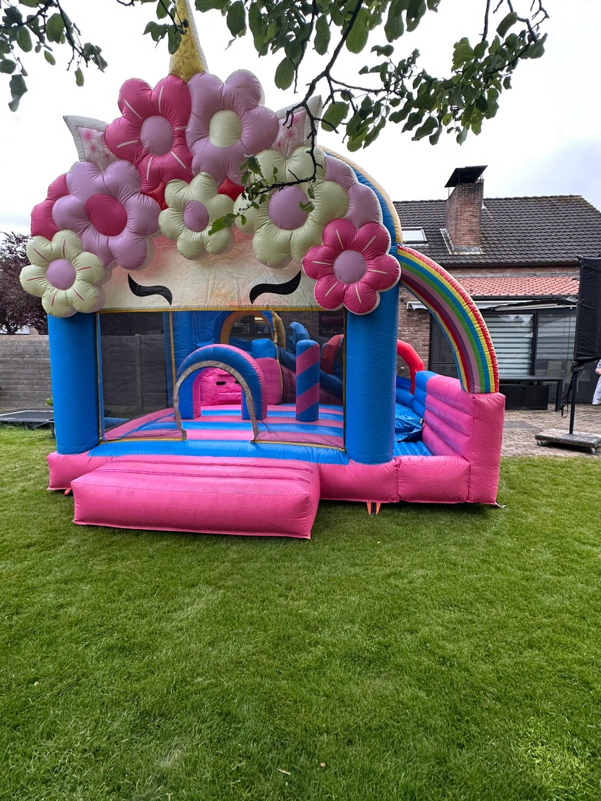 Springkasteel cupcake, kleine herstelling nodig, Enlèvement, Comme neuf