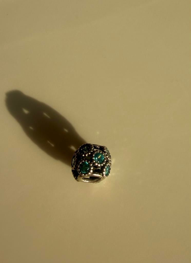 Charm Pandora avec pierres bleues, Enlèvement ou Envoi, Comme neuf, Pandora
