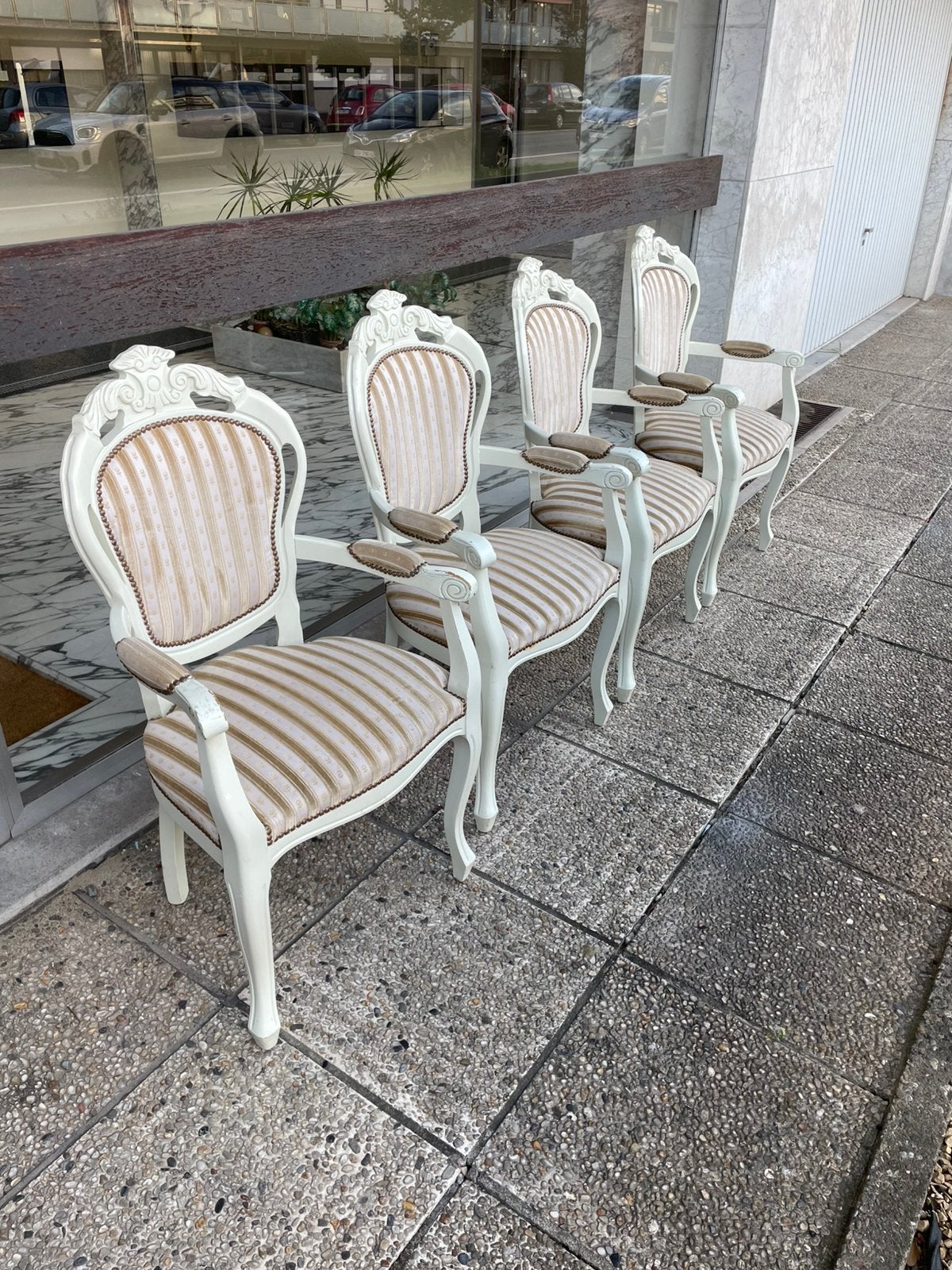 4 Stoelen, Enlèvement