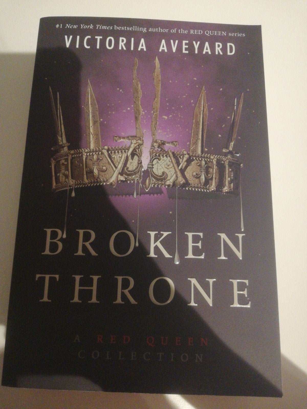 Broken Throne - Victoria Aveyard, Boeken, Ophalen of Verzenden, Zo goed als nieuw, Victoria aveyard