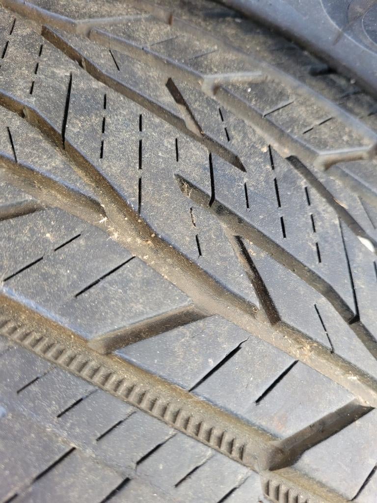 Vend pneus presque pas rouler