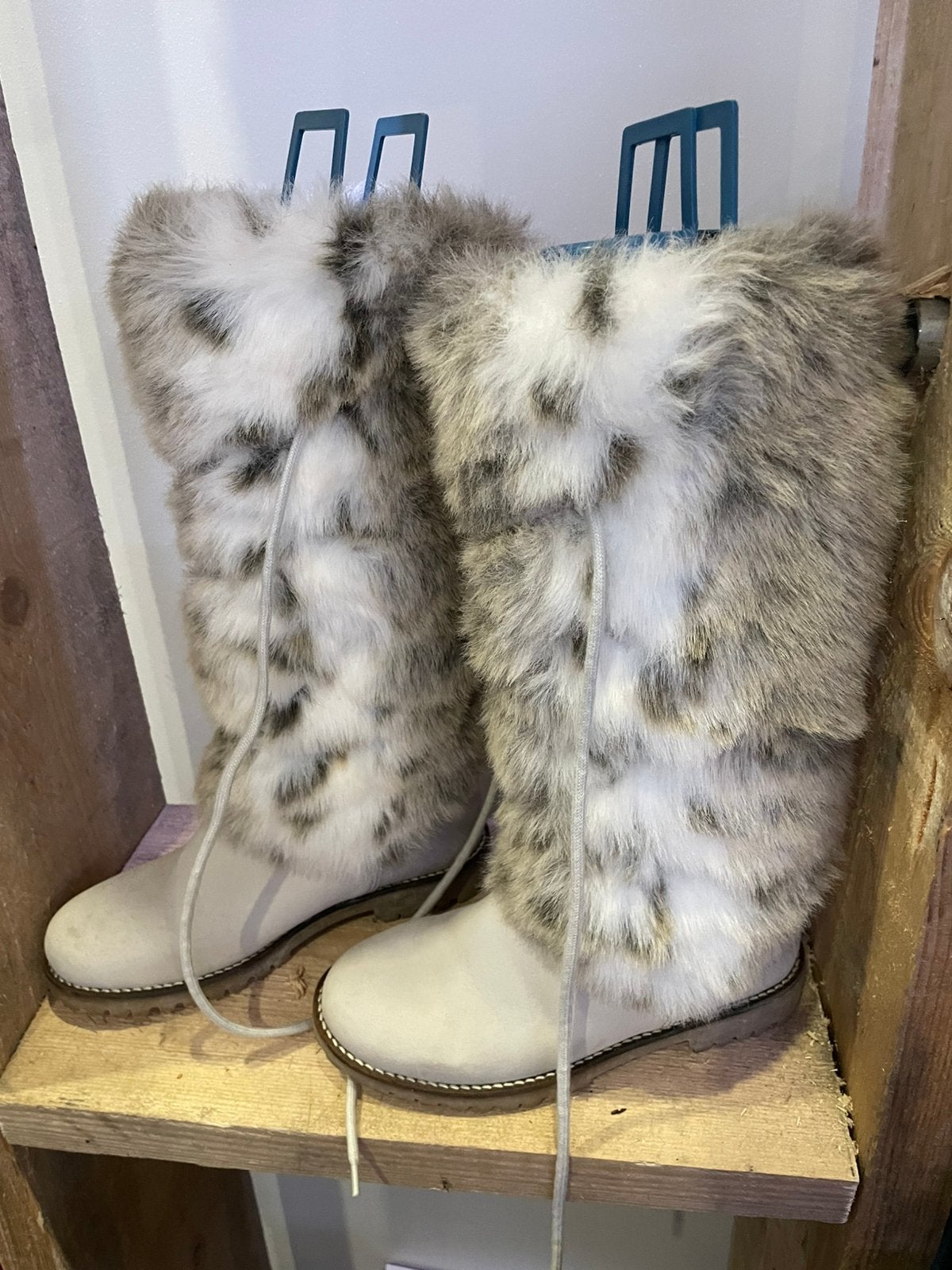 Bottes fourrées Tamaris femme  écru/beigetrès bon état, Enlèvement ou Envoi, Comme neuf, Blanc, Bottes hautes