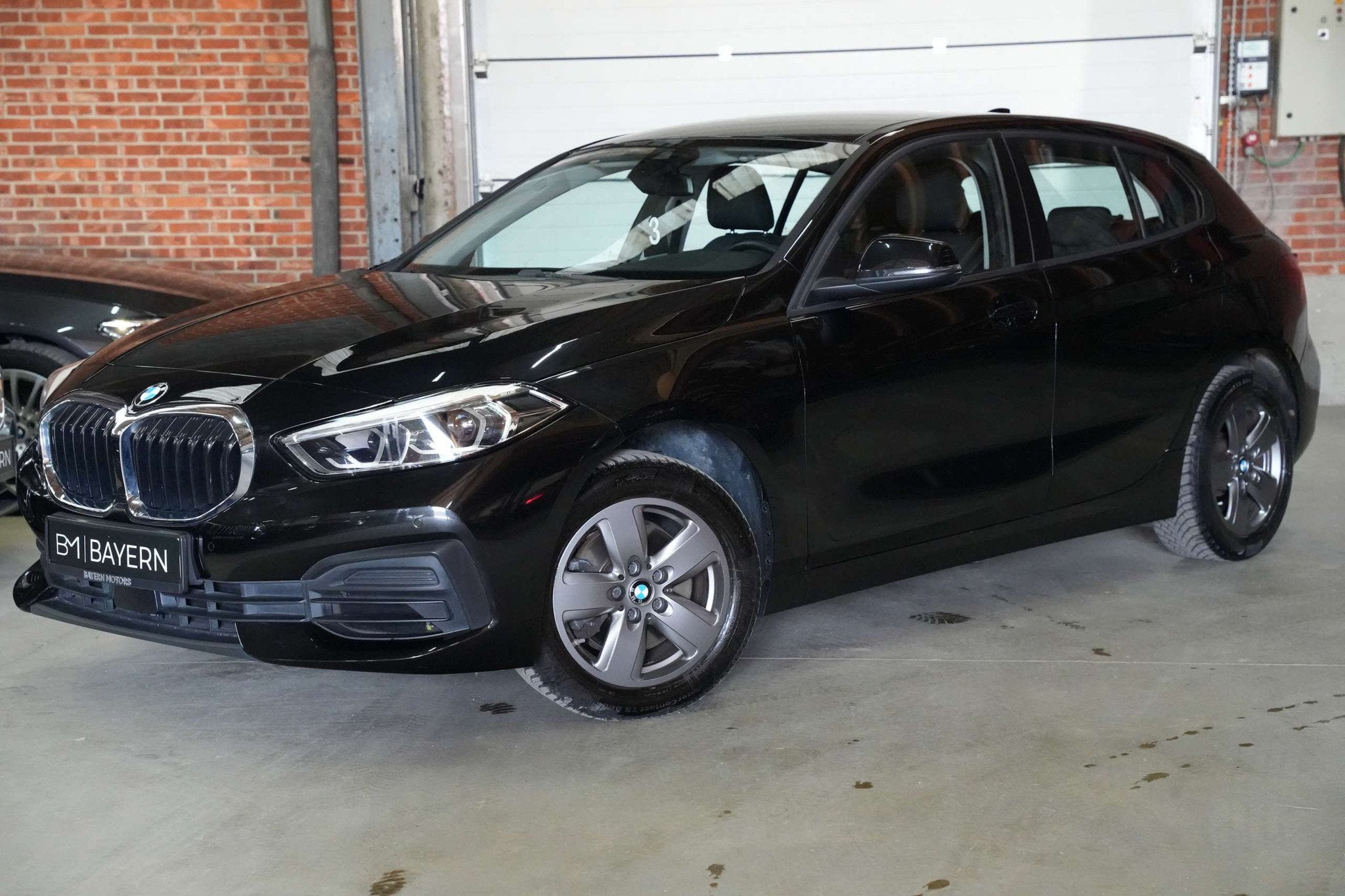 BMW 116 i Benzine Garantie EURO 6d, Gebruikt, Zwart, Bedrijf, 5 deurs