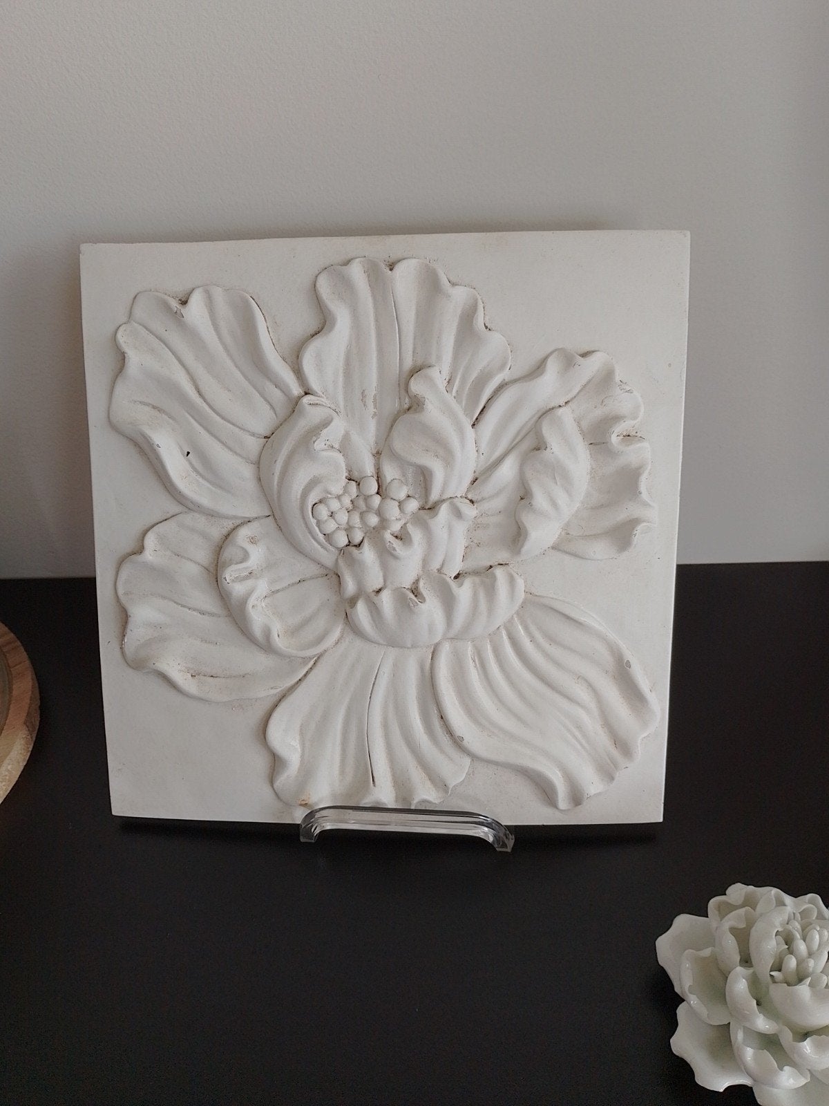 Decoratieve witte tegel met bloem in reliëf, Antiek en Kunst, Ophalen of Verzenden