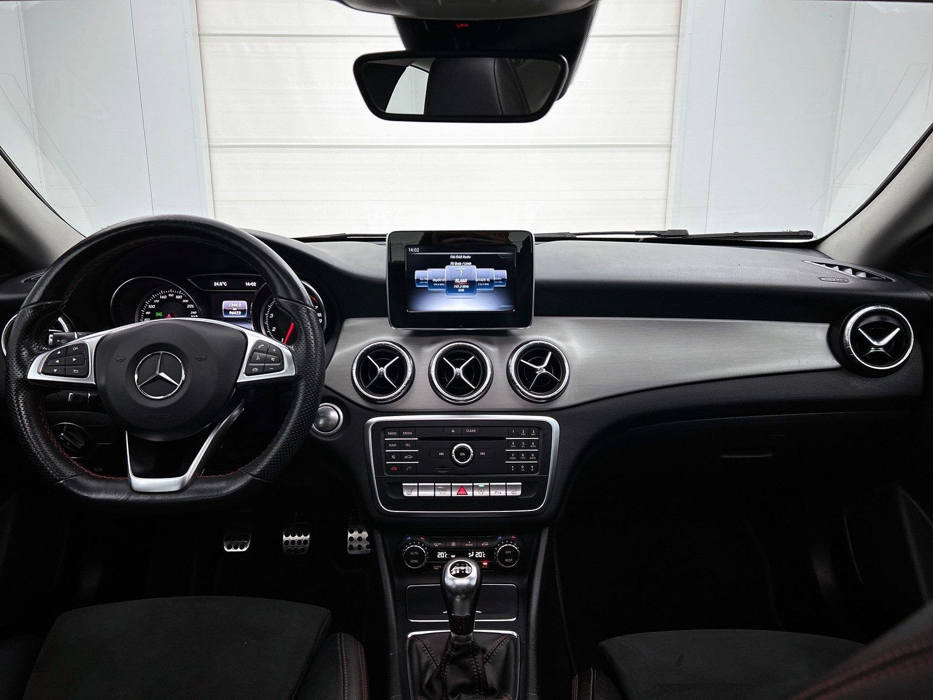 Mercedes-Benz CLA-Klasse 180 Coupé AMG Line | Panoramisch D, Gebruikt, Euro 6, 4 cilinders, 1600 cc