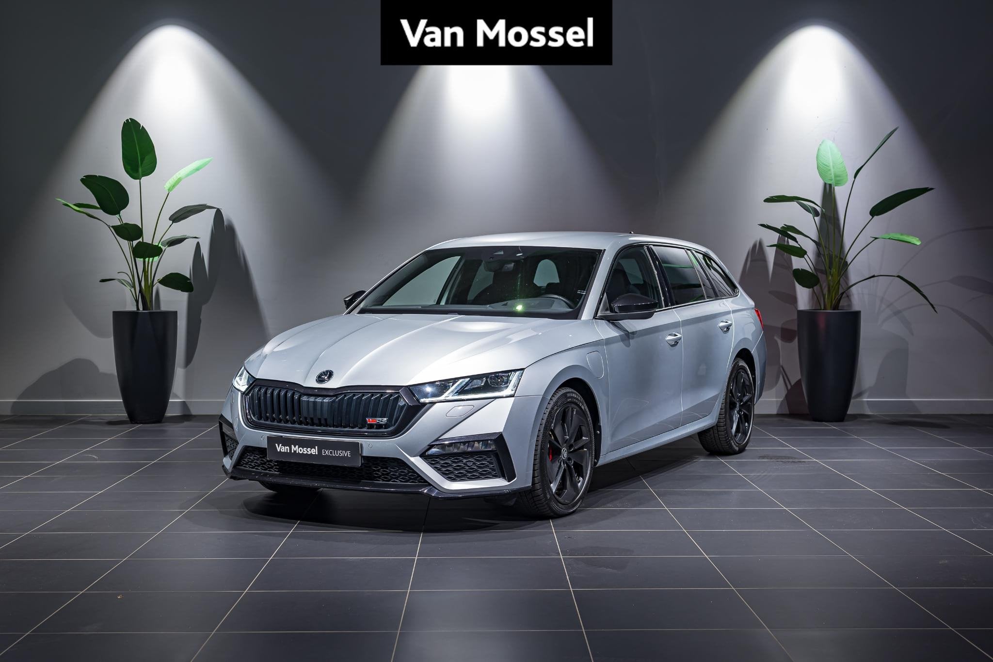 Skoda Octavia Combi 1.4 TSI PHEV 245 pk DSG6 RS MEMORY SEATS, Auto's, Skoda, 245 pk, Stof, Gebruikt, Zwart