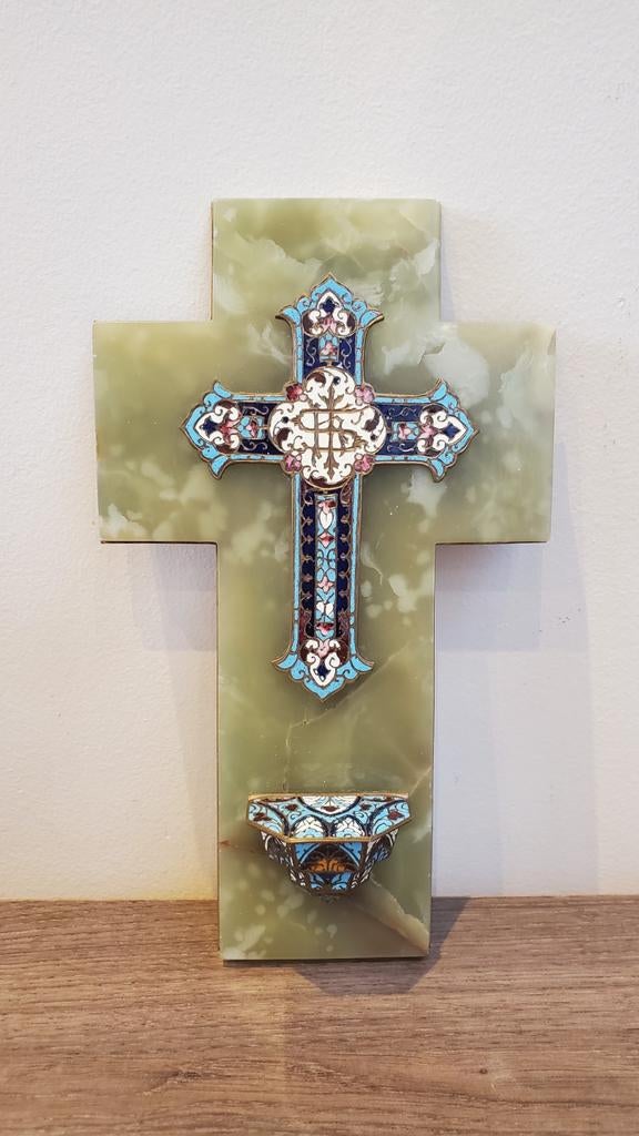 Croix en cloisonné avec bénitier, Enlèvement