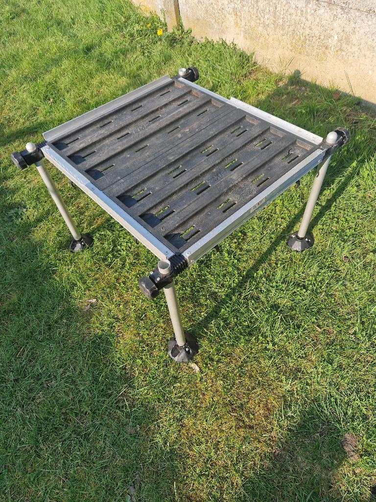 VEND PETITE TABLE ET ACCESSOIRS DE PECHE., Enlèvement, Utilisé, Autres types
