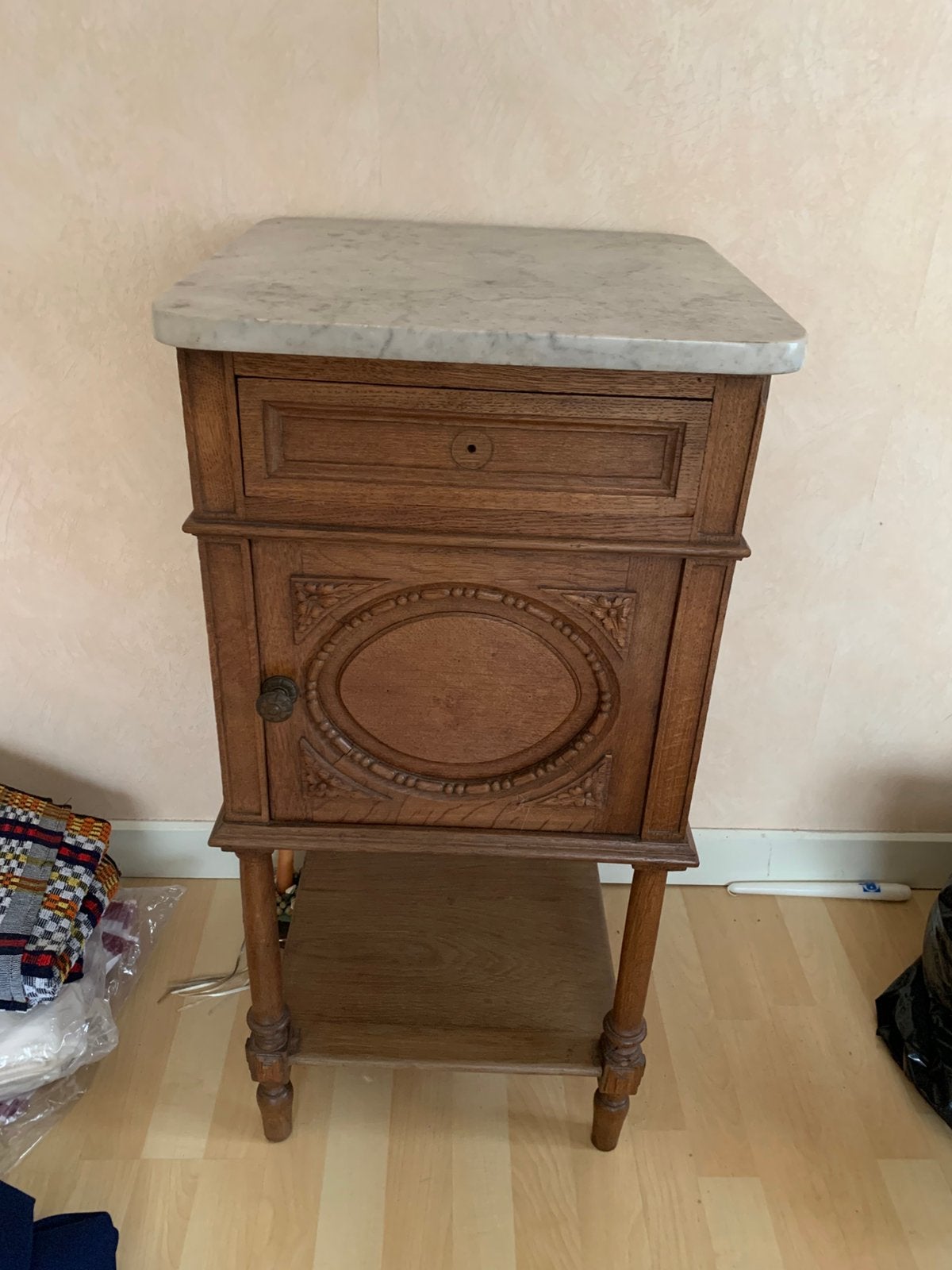 Mooi retro vintage hoog nachtkastje met marmeren wit carera, Huis en Inrichting, Ophalen, Zo goed als nieuw, Hout