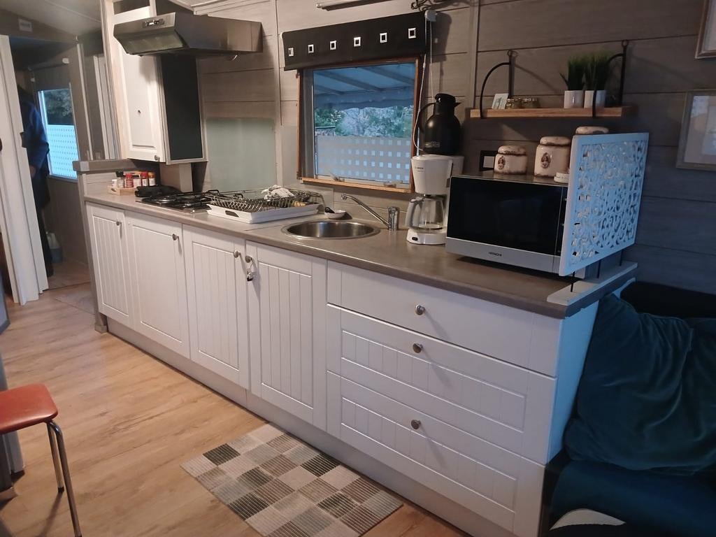 Emplacement de camping haut de gamme avec mobil-home Olloy