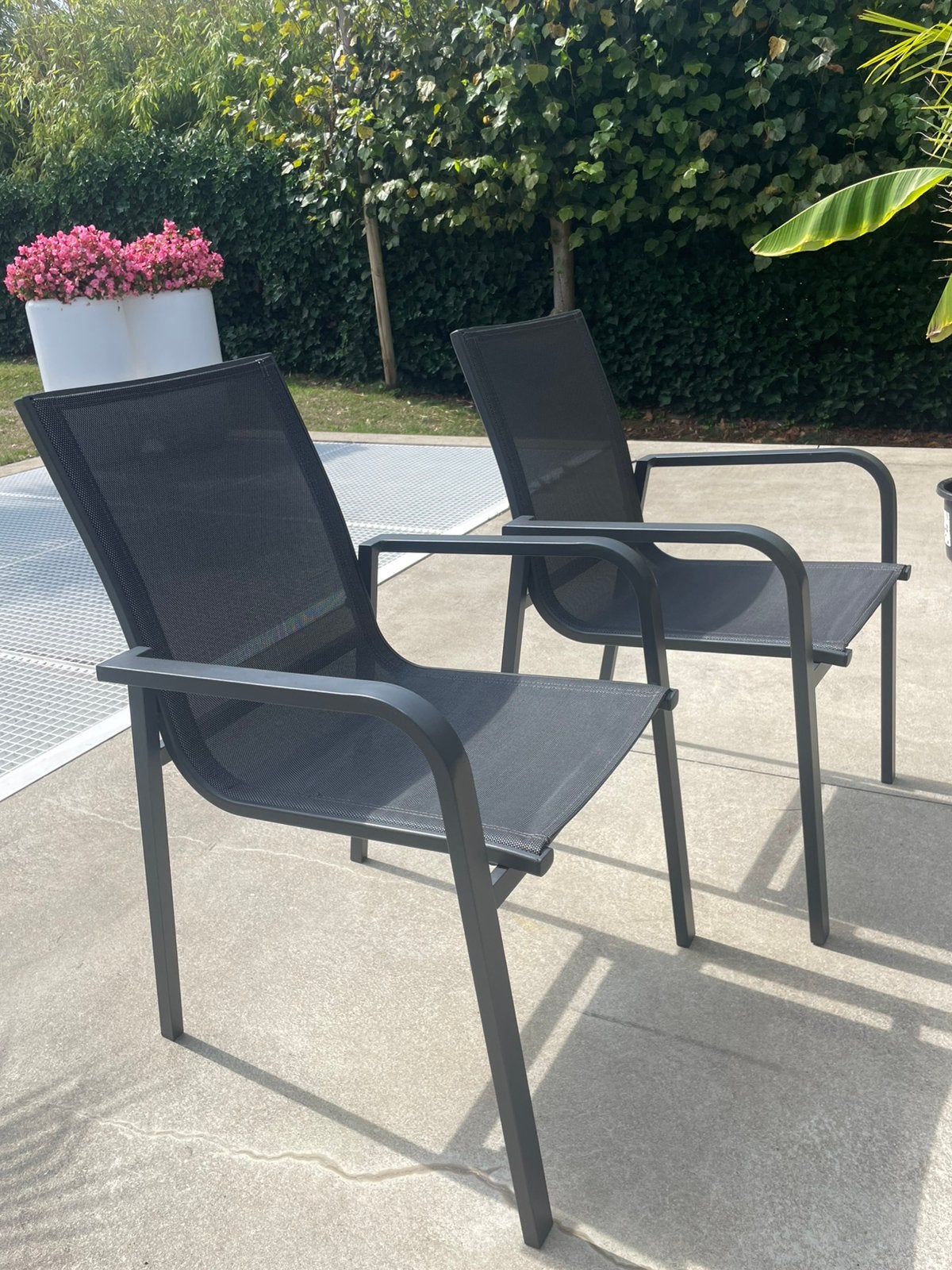 2 chaises de patio noires — comme neuves, Enlèvement, Comme neuf, Textilène, Empilable