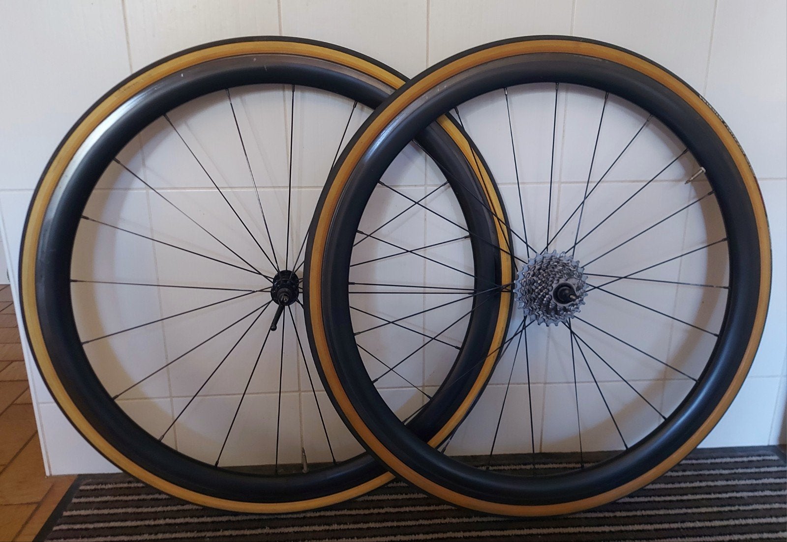 Carbonwielen, handmade by CarboTim met cass. Sram Red 10-26, CarboTim, Comme neuf, Enlèvement, Carbone