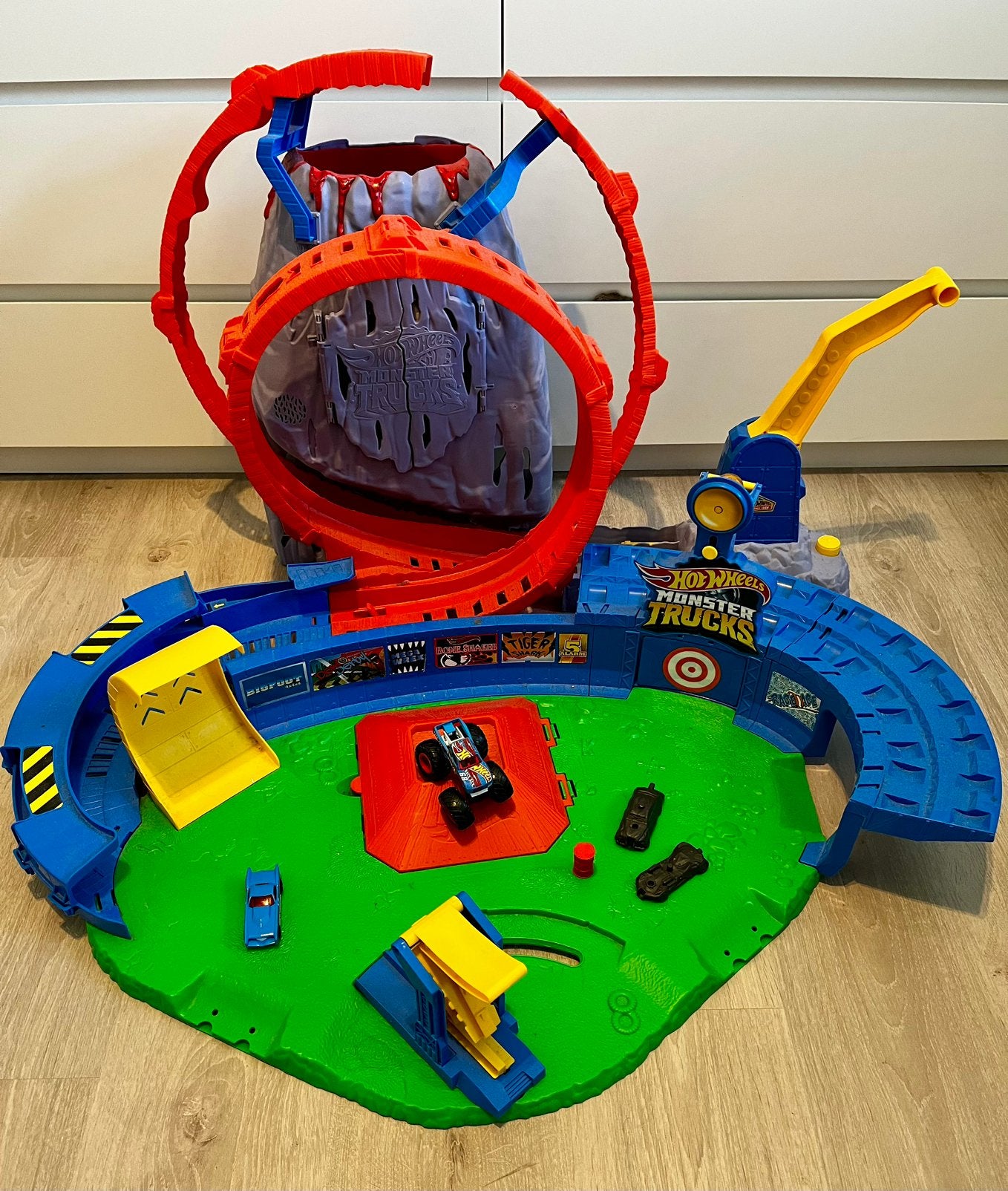 Hot Wheels T-Rex Volcano Arena, Ophalen, Racebaan, Zo goed als nieuw, Hot Wheels