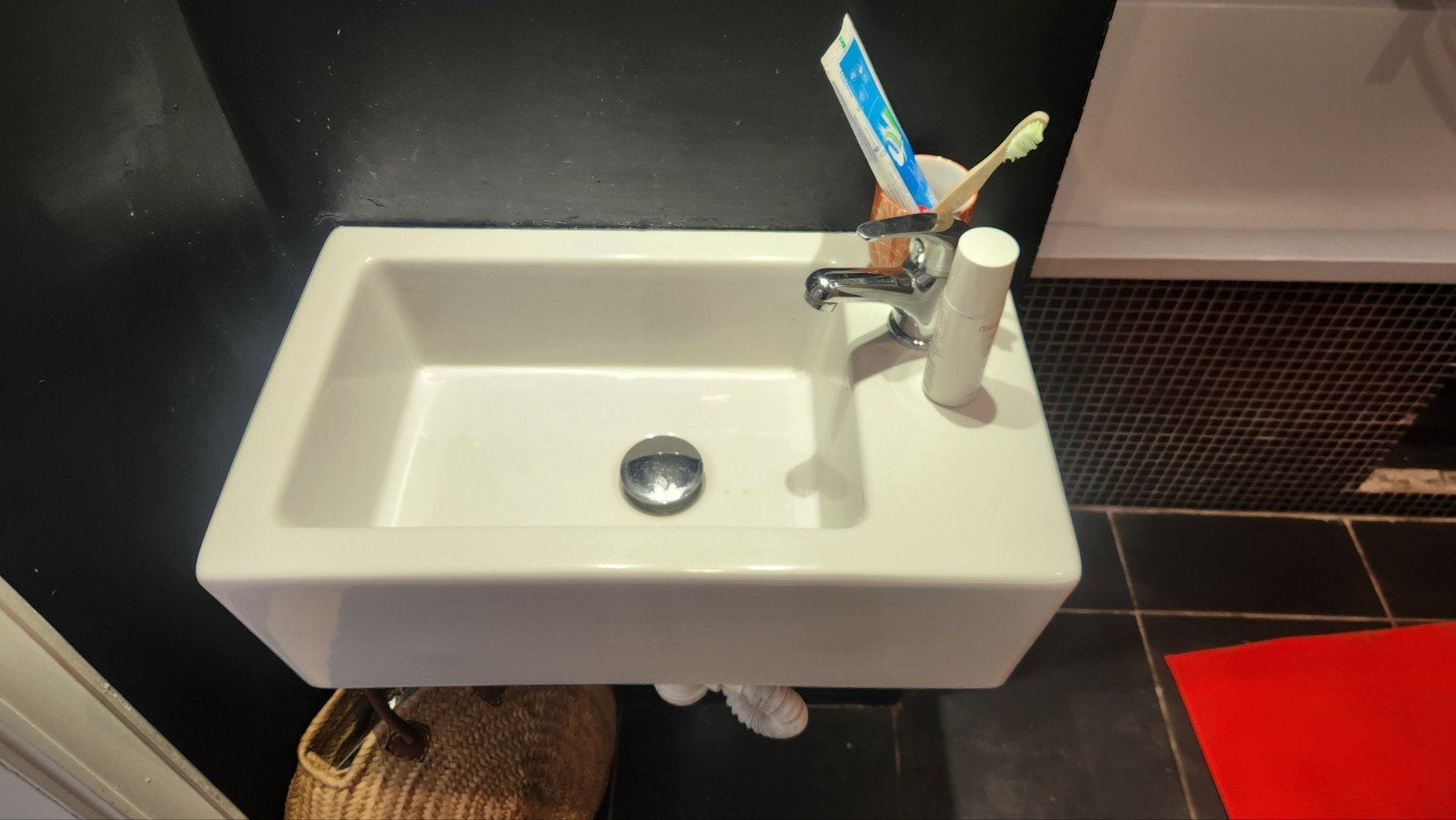 Wastafel en kraan in de badkamer - wastafel