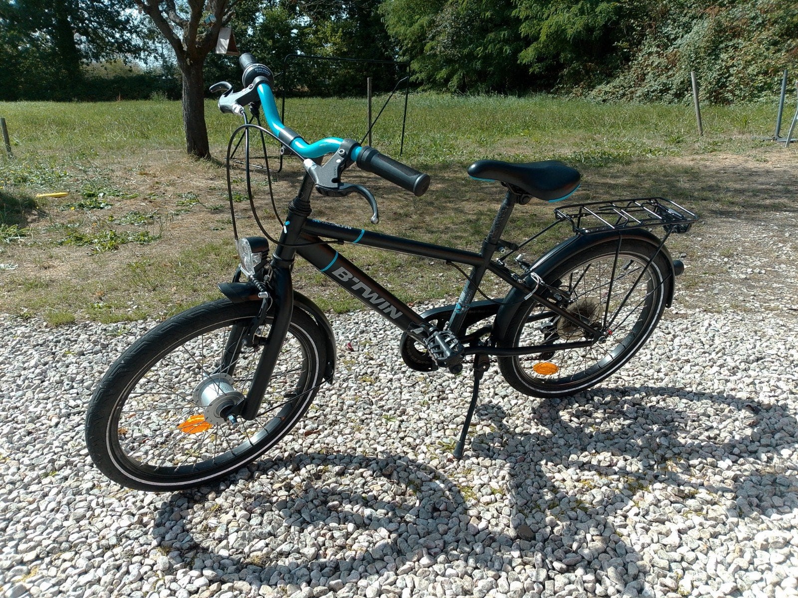 Vélo B-Twin noir pour enfants - accents bleus de 20 pouces, Frein sur jante, B-Twin Racingboy540, 16 à 20 pouces, Enlèvement