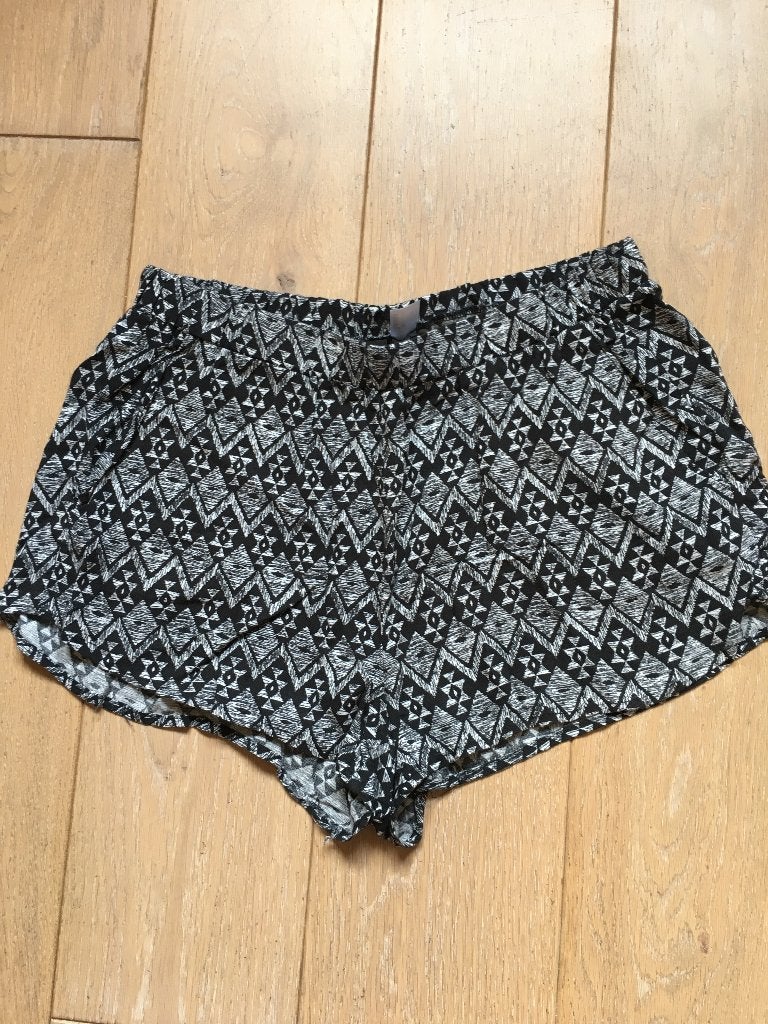 Short H&M maat M, Divided, Enlèvement ou Envoi, Autres types, Comme neuf