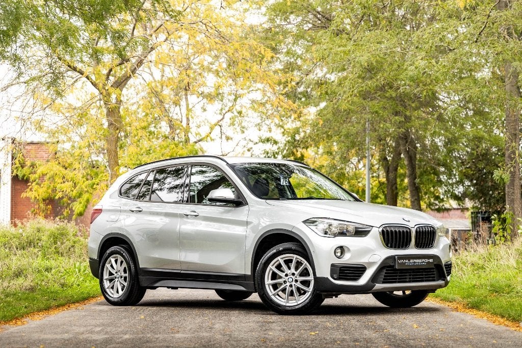 BMW X1 sDrive18iA * Trekhaak * Leder * Navi * PDC *, Auto's, Dealer onderhouden, Lichtsensor, Leder, Bedrijf