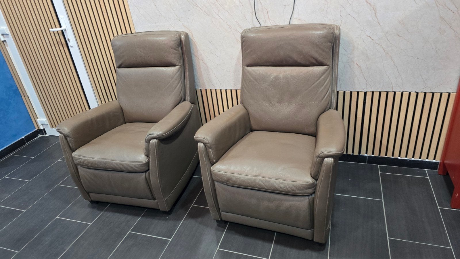 deux fauteuils de salon en cuir couleur beige  parfait état, Cuir