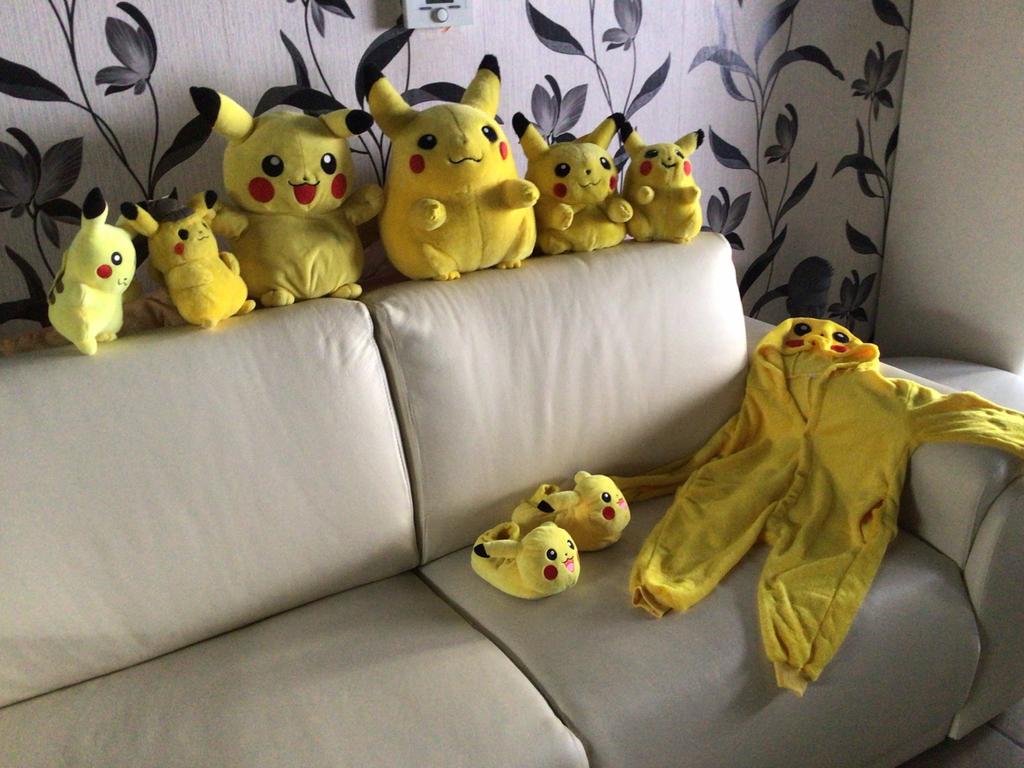 lot 6 pikachou 50 a 15 cm + pyjama pantoufle tout 85€, Enlèvement ou Envoi, Comme neuf
