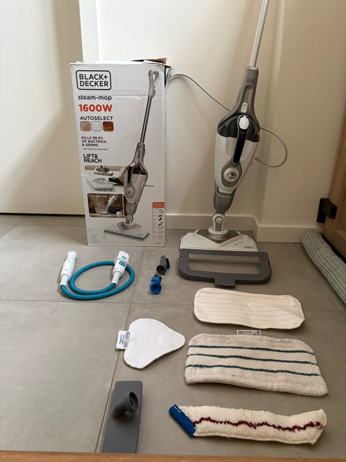 Black+ Decker, Wit, Steam mop + 8 accessoires, Electroménager, Vapeurs, Enlèvement ou Envoi, Comme neuf, Nettoyeur à vapeur