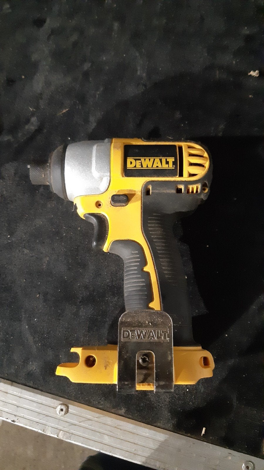 Dewalt dc 827 slagschroevendraaier, Enlèvement
