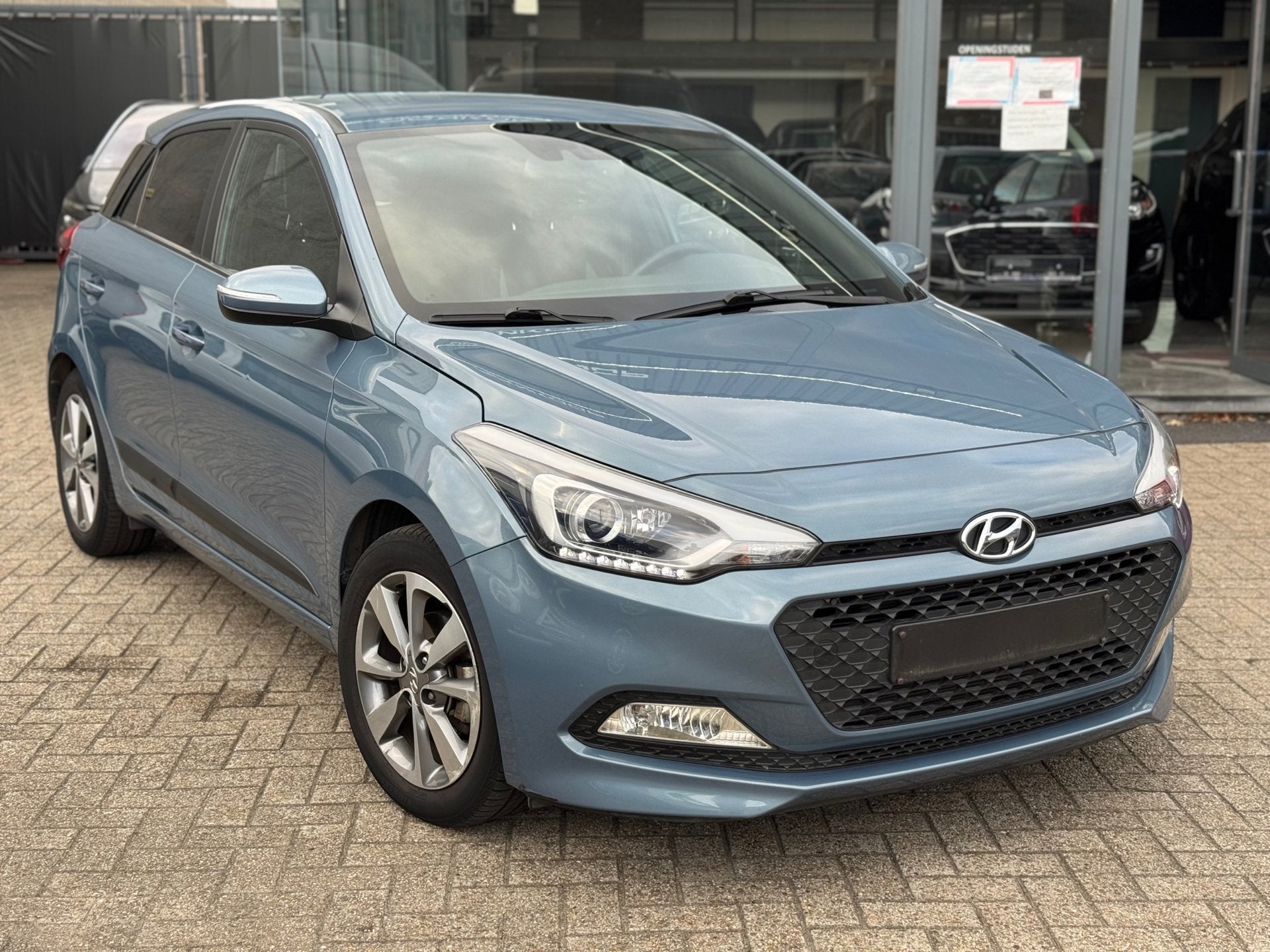 Hyundai // i20 Play, Achat, Euro 6, https://public.car-pass.be/vhr/eb8e7a87-4e3a-4cf9-8794-2cf3a1d12121, Boîte manuelle