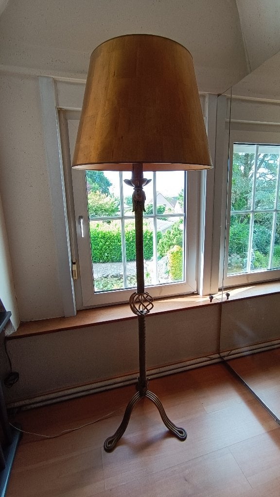 Lampadaire unique en fer forgé fait main de la période 1940, Enlèvement, Métal