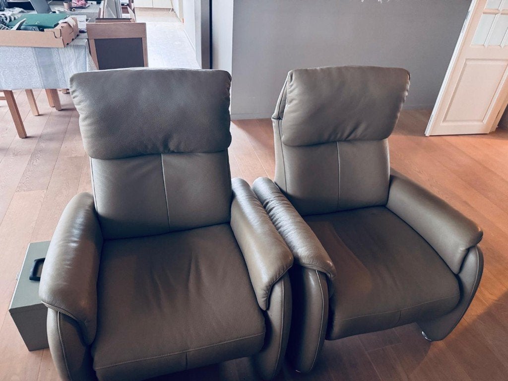 Salon in leder bestaande uit 2 relax-zetels en 2 tweezits, Ophalen, Zo goed als nieuw