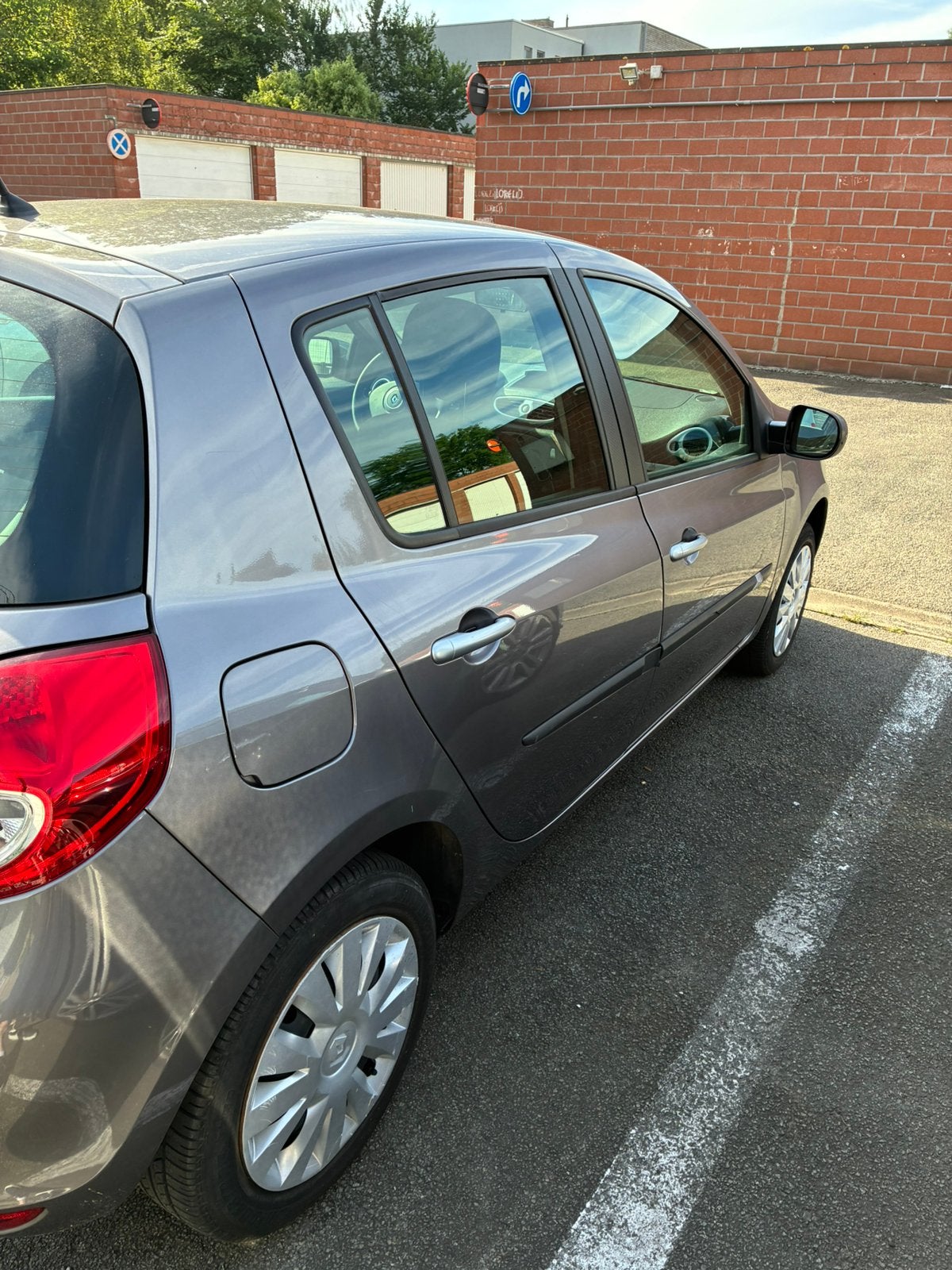 Unieke Renault Clio met 14200km met keuring voor verkoop, Auto's, Voorwielaandrijving, Euro 5, Stof, 4 cilinders