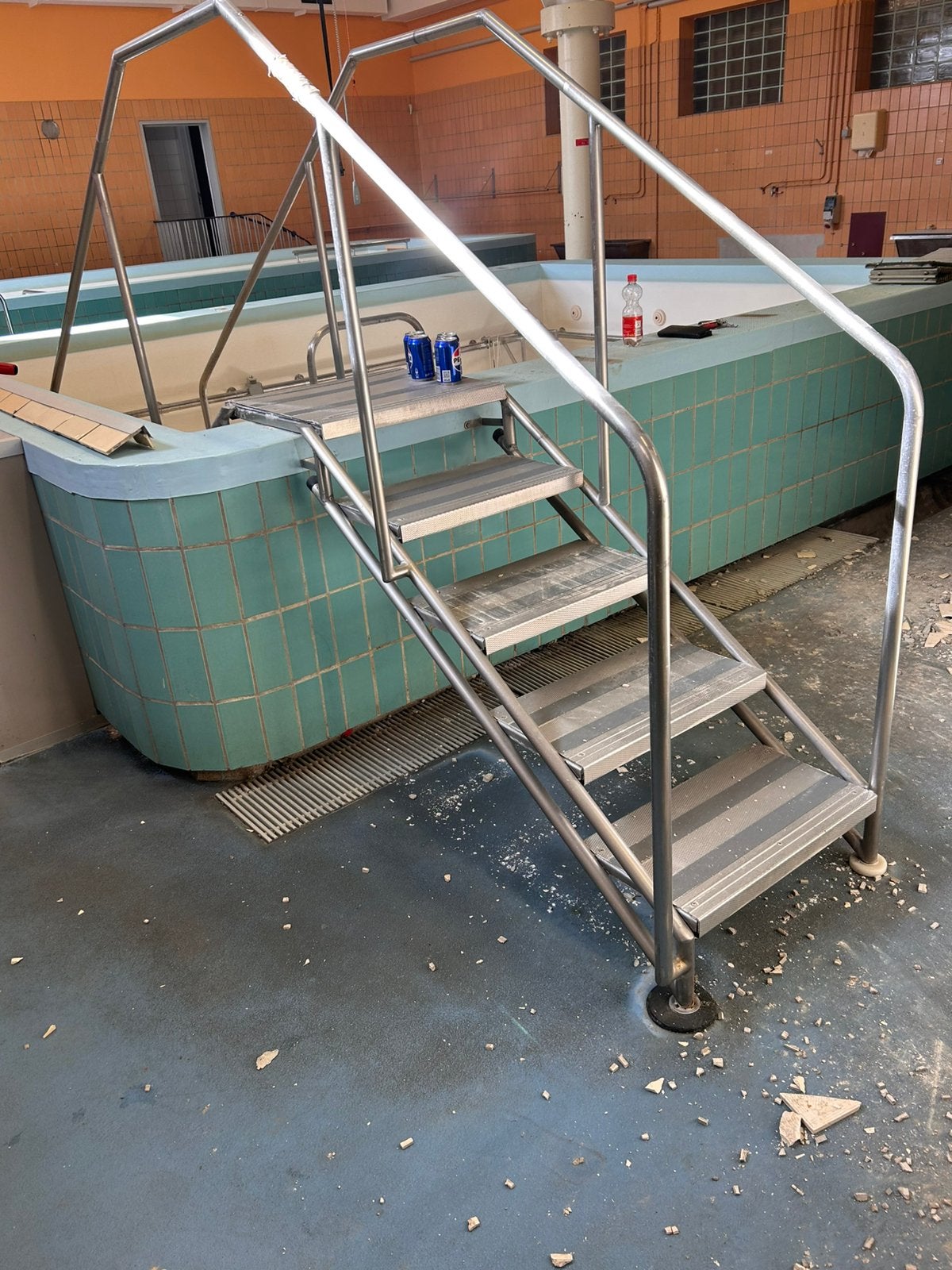 escaliers en inox et différents éléments tel 0494 43 17 25, Enlèvement ou Envoi, Comme neuf