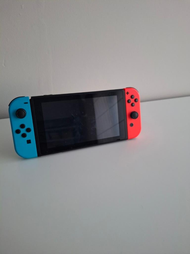Nintendo Switch Met oplader, Games en Spelcomputers, Spelcomputers | Nintendo Switch, Ophalen of Verzenden, Zo goed als nieuw