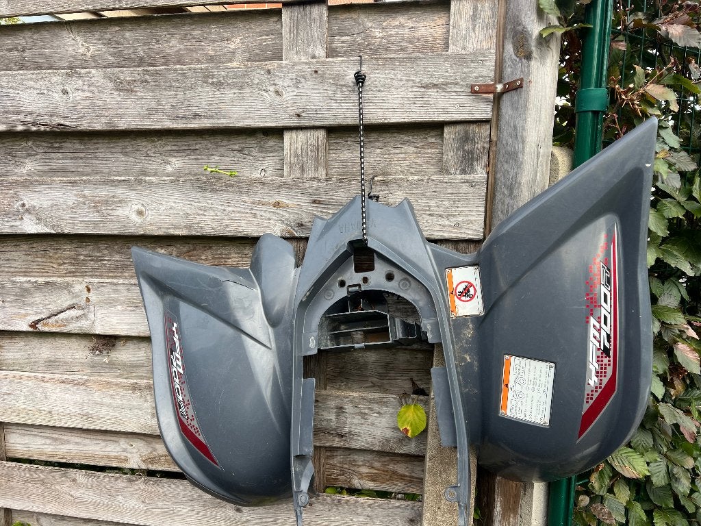 Cherche aile arrière en gris quad yamaha 700
