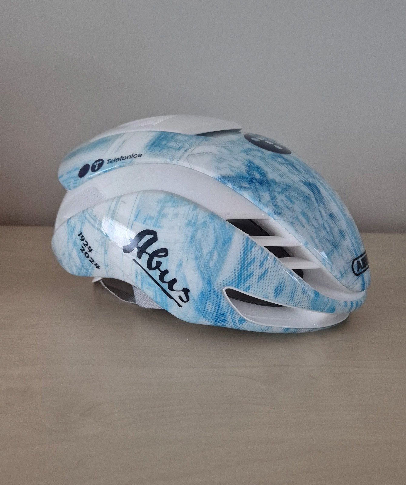 Nieuwe special edition Abus helm - goed doel, Fietsen en Brommers, Fietsaccessoires | Fietshelmen, Ophalen of Verzenden, Nieuw