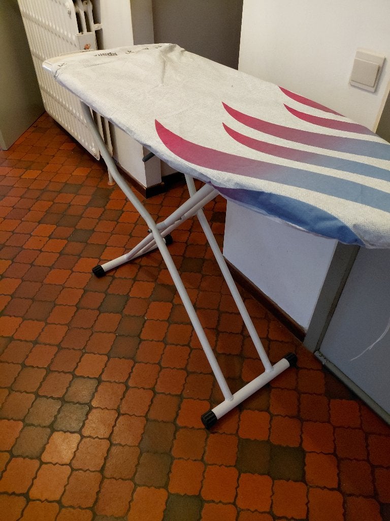 !!! TABLE A REPASSER SOUFFLANTE ET ASPIRANTE !!!   BON ETAT, Enlèvement, Utilisé, Fer à repasser avec cordon