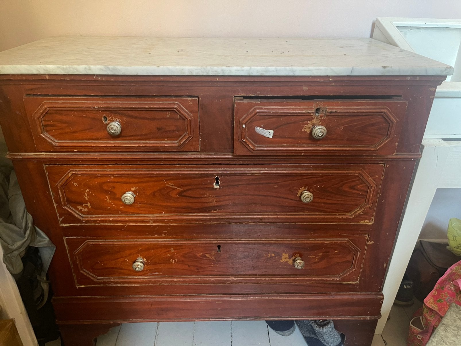 Commode 1930 à restaurer, 3 ou 4 tiroirs, Enlèvement, Utilisé