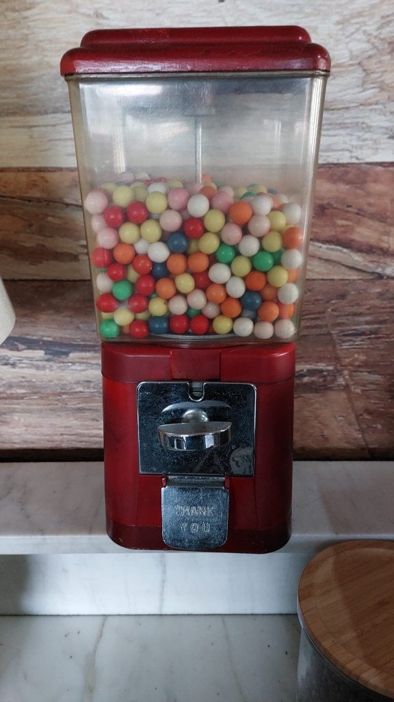kauwgom ballenmachine, Ophalen