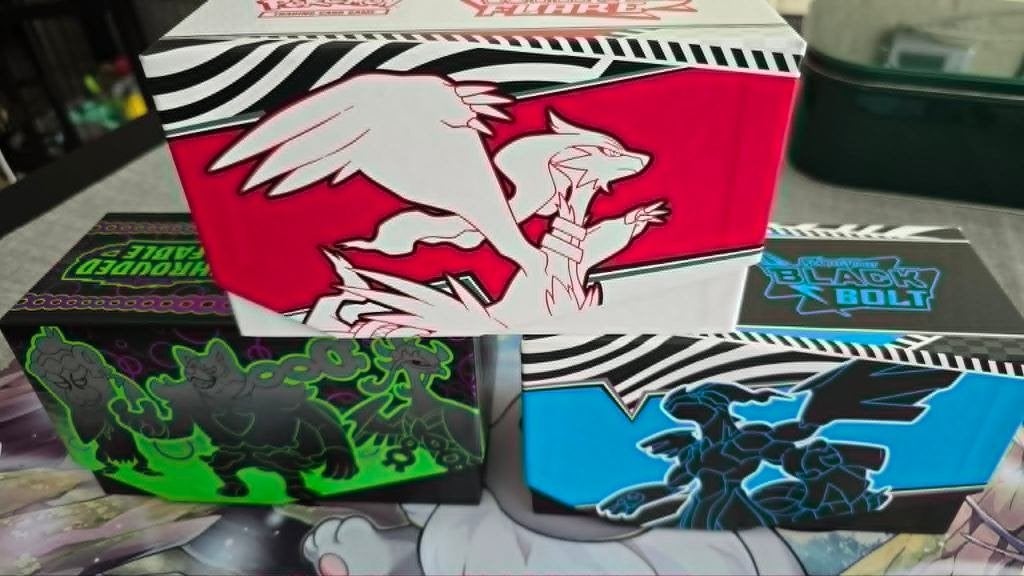 Groot Pokémon TCG Accessoire Lot, Hobby en Vrije tijd, Verzamelkaartspellen | Pokémon, Ophalen, Zo goed als nieuw, Sleeves of Kaarthoesjes