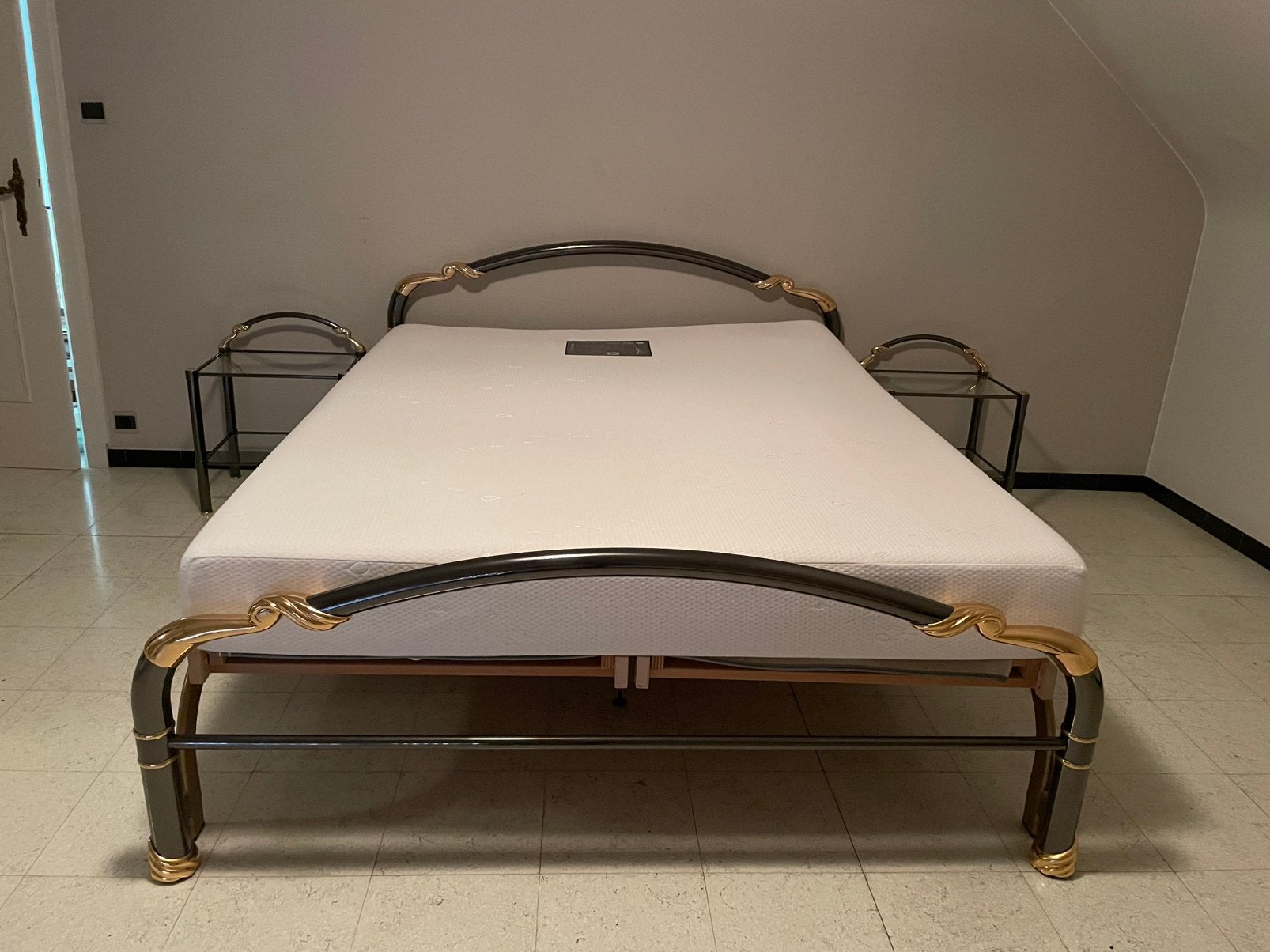 Bed met matras en 2 nachttafels, Ophalen, Zo goed als nieuw