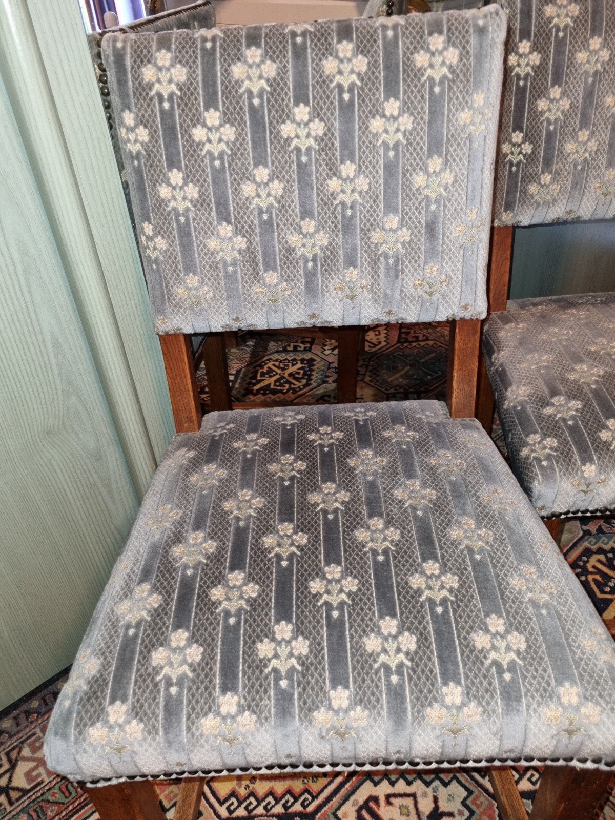 2 chaises tissu bleu gris cloutée bois Impeccables, Enlèvement