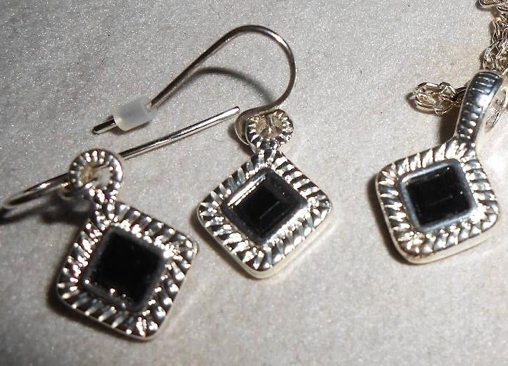 AVON : pour jeunes , ensemble boucles +pendentif, Enlèvement ou Envoi, Neuf, Noir, Argent