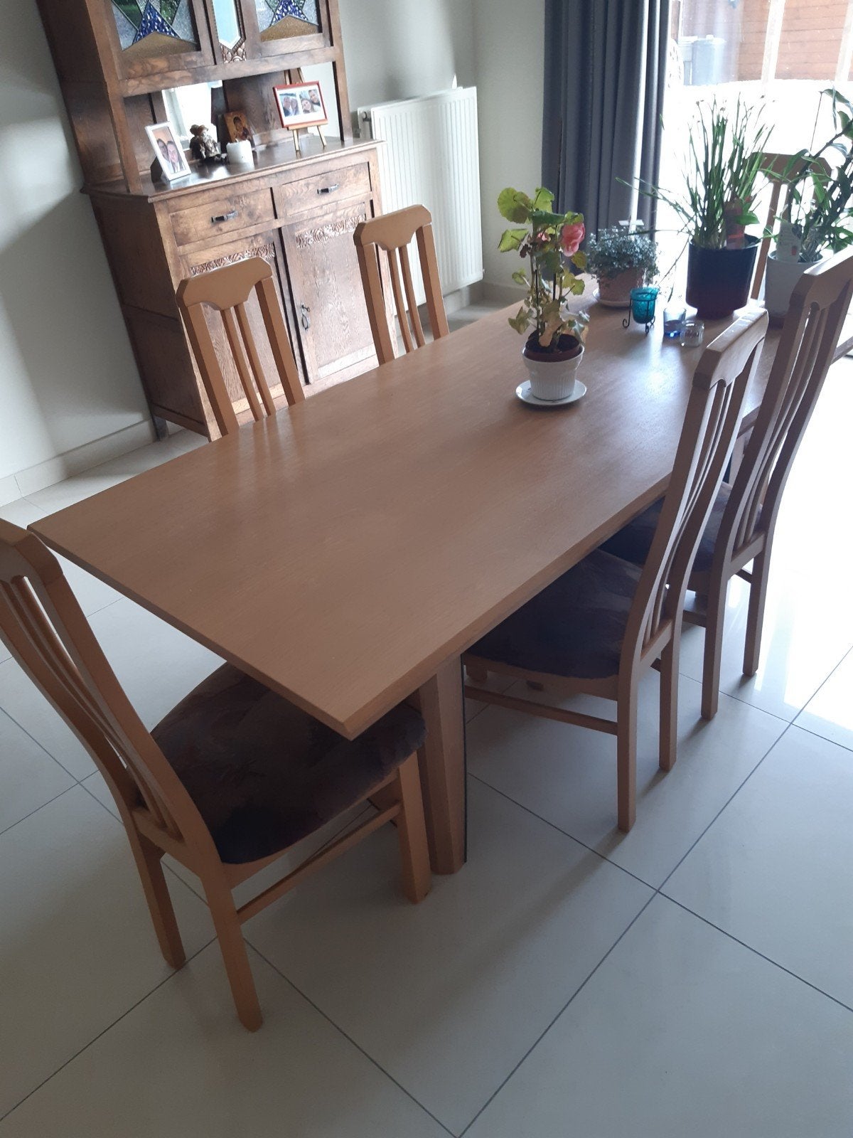 Table avec 6 chaises. En bois beige., Enlèvement