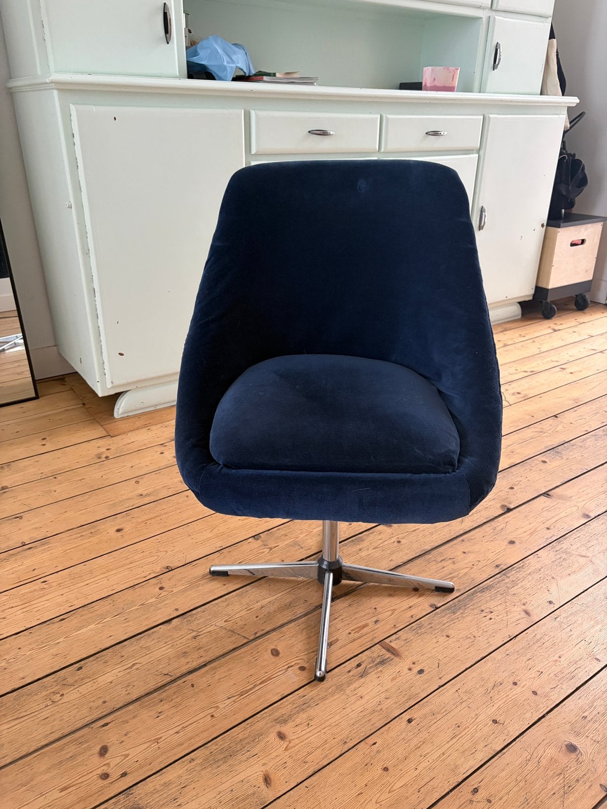 Vintage draaifauteuil, donkerblauw fluweel, 60’s-70’s, Huis en Inrichting, Fauteuils, Ophalen, Gebruikt
