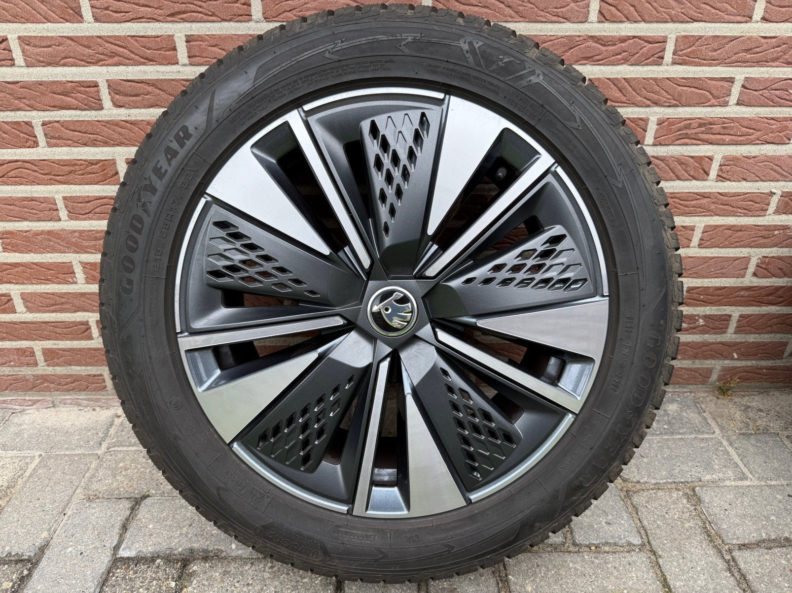Skoda Karoq 17 inch velgen Scutus winterbanden origineel, Auto-onderdelen, Ophalen, 215 mm, Banden en Velgen, 17 inch