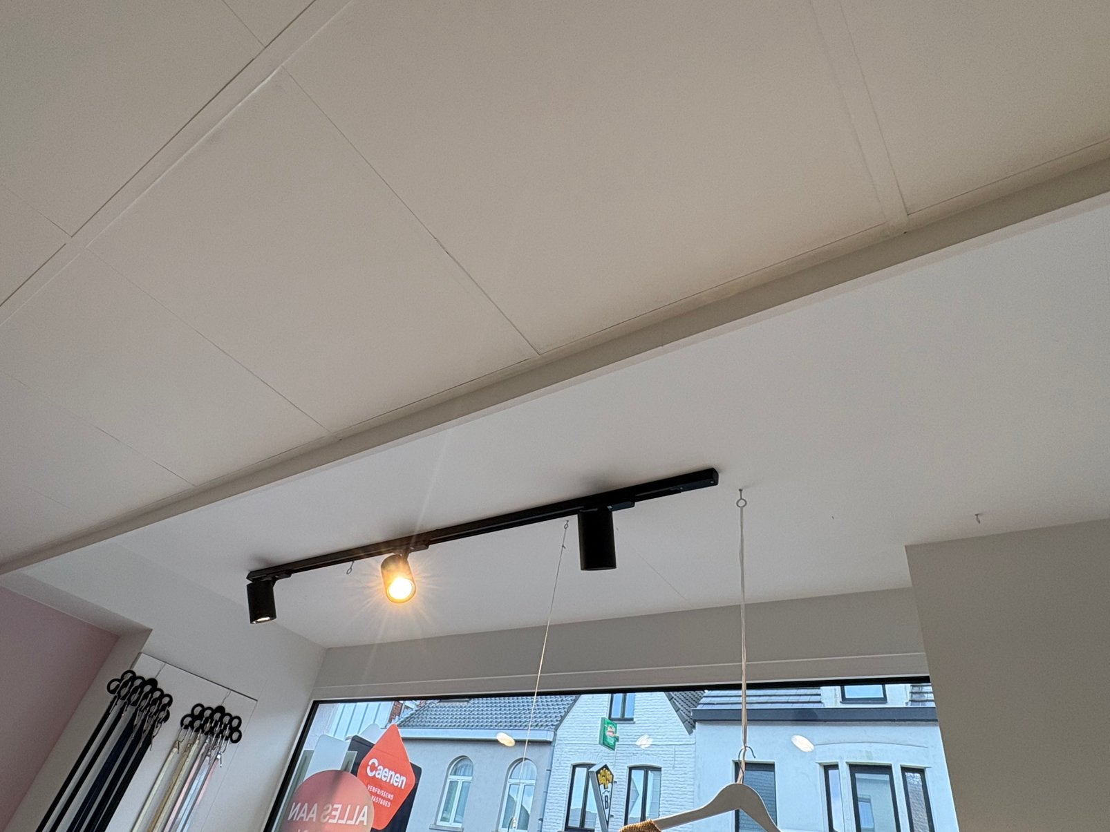 Spots voor in een winkeletalage, Ophalen