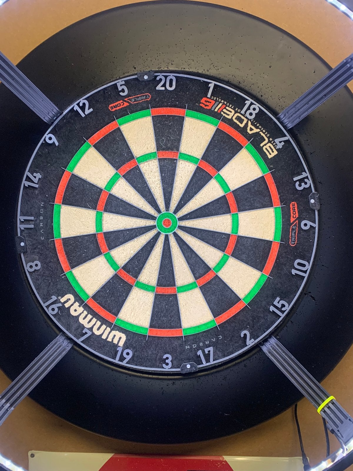 Dartsbord met verlichting en kast 75€, Sport en Fitness, Ophalen of Verzenden, Gebruikt, Dartbord
