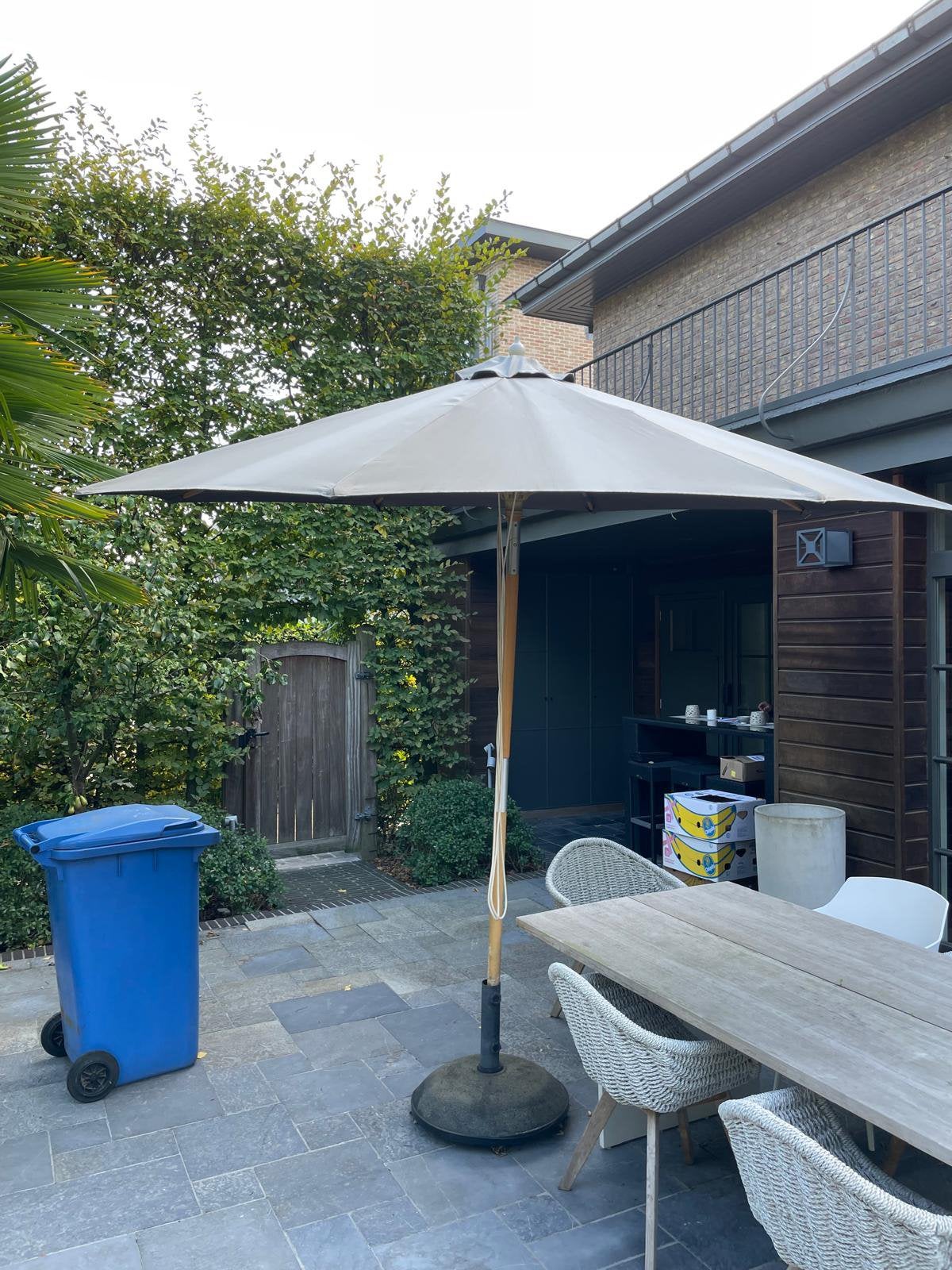 Parasol met zware voet, Ophalen, Zo goed als nieuw