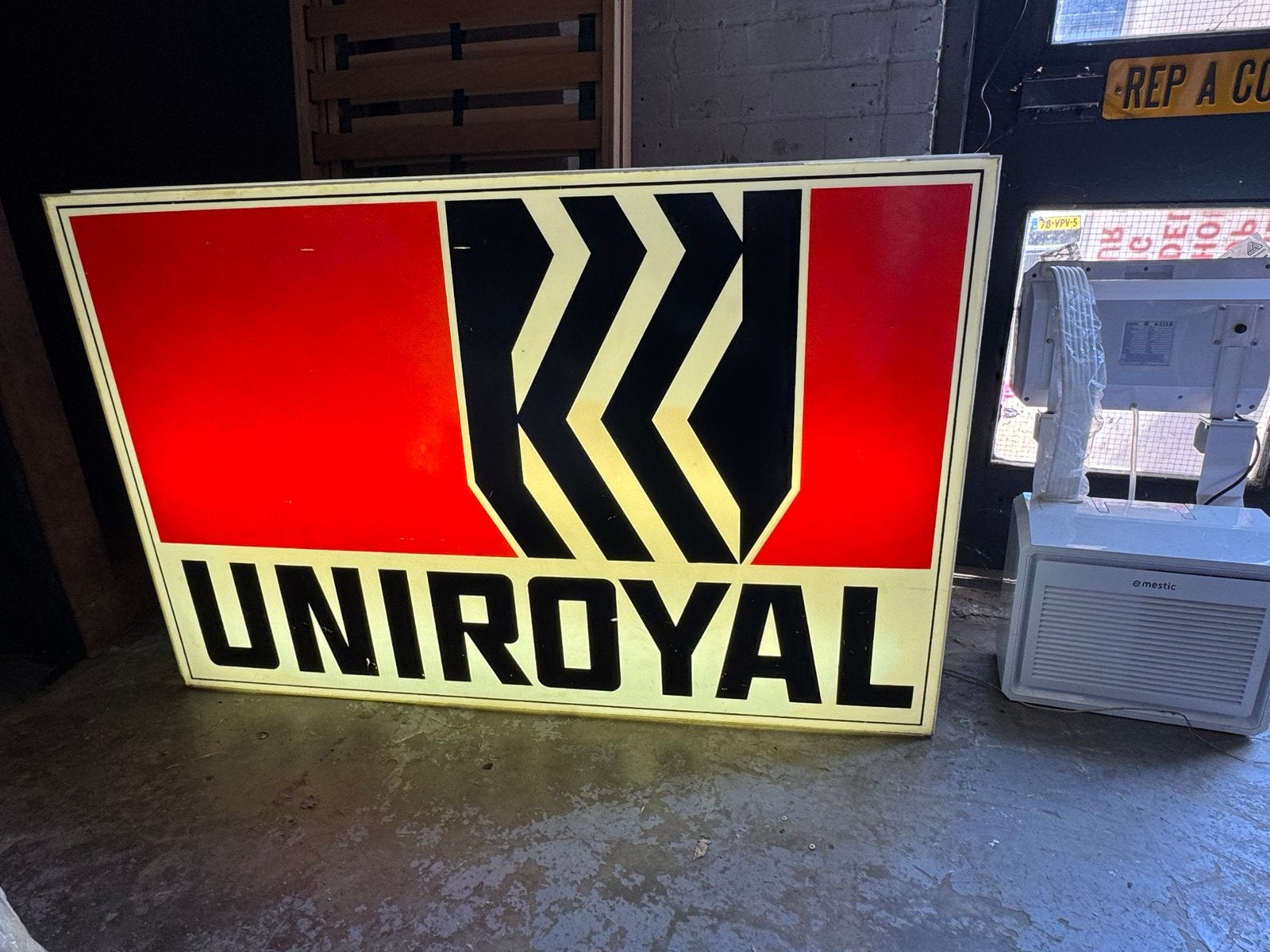 UNIROYAL banden oude reclame lichtbak XL, Verzamelen, Merken en Reclamevoorwerpen, Ophalen, Gebruikt, Lichtbak of (neon) lamp