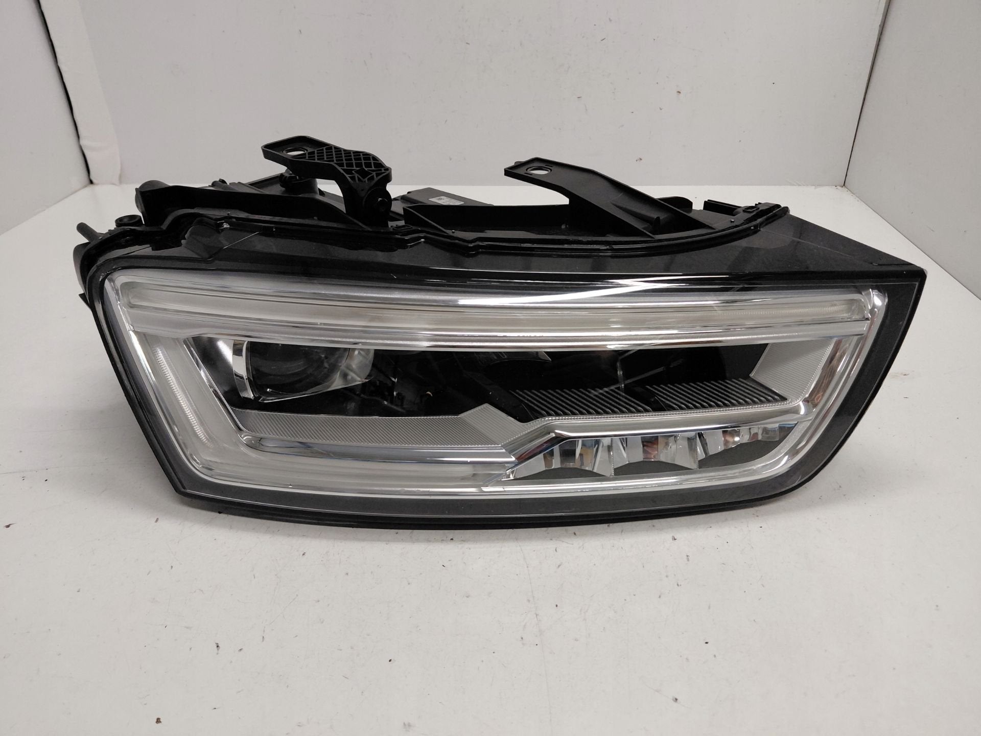 Phare droit Audi Q3 8U0941034, Autos : Pièces & Accessoires, AUDI AG, Auto-Union-Strasse 1
85045  Ingolstadt, DE, Audi, Utilisé